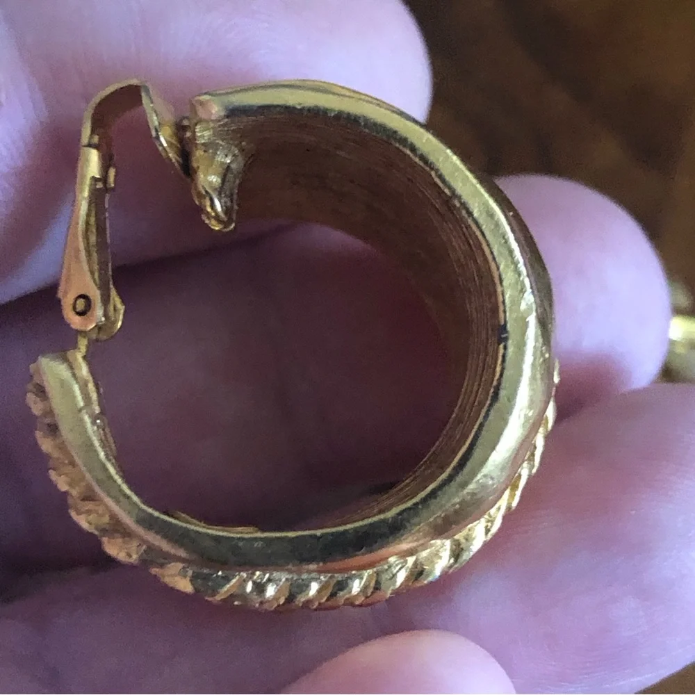 Vintage 70s-80s Kenneth Jay Lane matte gold wide hoop clip on earrings - Picture 12 of 12